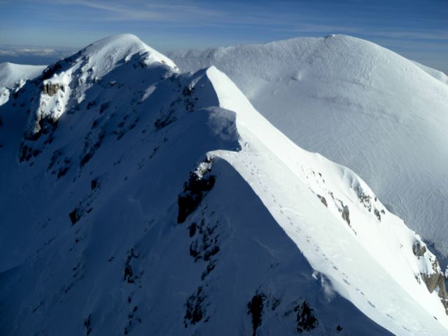 La bella cresta che unisce la vetta del Pizzo del Diavolo alla cima del Redentore Canale Maurizi (350m; AD/55°-60°)